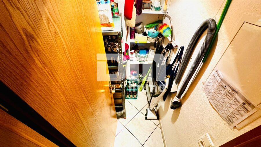 Gepflegte Etagenwohnung in hervorragender Wohnlage mit Carport und großem Balkon - Vorratsraum